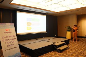 Chị Lê Trúc Linh - Phòng R&D trình bày báo cáo hoạt động R&D tại Hội nghị