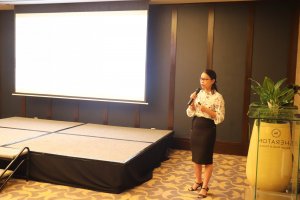 Chị Thư - Trưởng phòng R&D trình bày báo cáo hoạt động R&D tại hội nghị