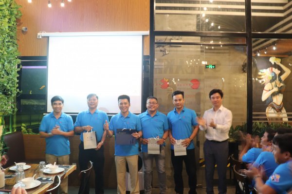 Nhũng voucher Du lịch khắp thế giới được trao cho các quản lý, cá nhân có thành tích xuất sắc